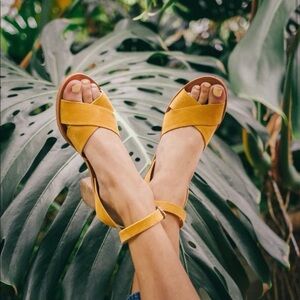 Dolce Vita Rio Honey Suede Block Heel Sandal 7 NWOT